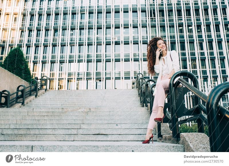 Junge rothaarige Geschäftsfrau, die die Treppe hinaufgeht. Frau Business Technik & Technologie Arbeit & Erwerbstätigkeit laufen Anzug rosa Chef Dame lernen