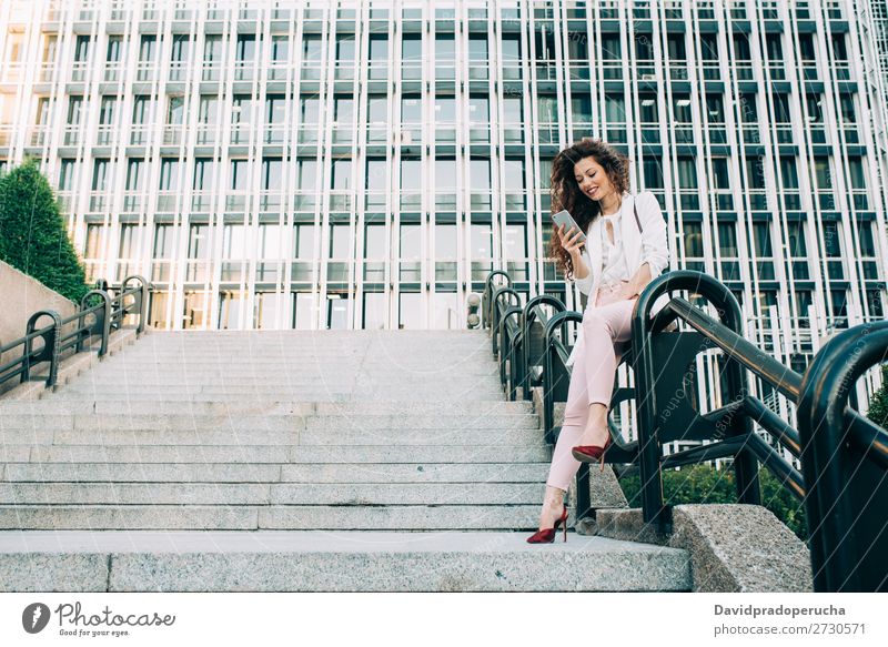 Junge rothaarige Geschäftsfrau, die die Treppe hinaufgeht. Frau Business Technik & Technologie Arbeit & Erwerbstätigkeit laufen Anzug rosa Chef Dame lernen