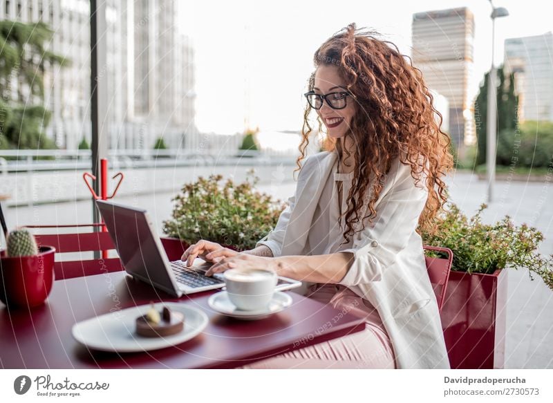 Junge rothaarige Geschäftsfrau am Computer Frau Business Technik & Technologie Arbeit & Erwerbstätigkeit lernen Beautyfotografie Ingwer lockig Sommer trinken