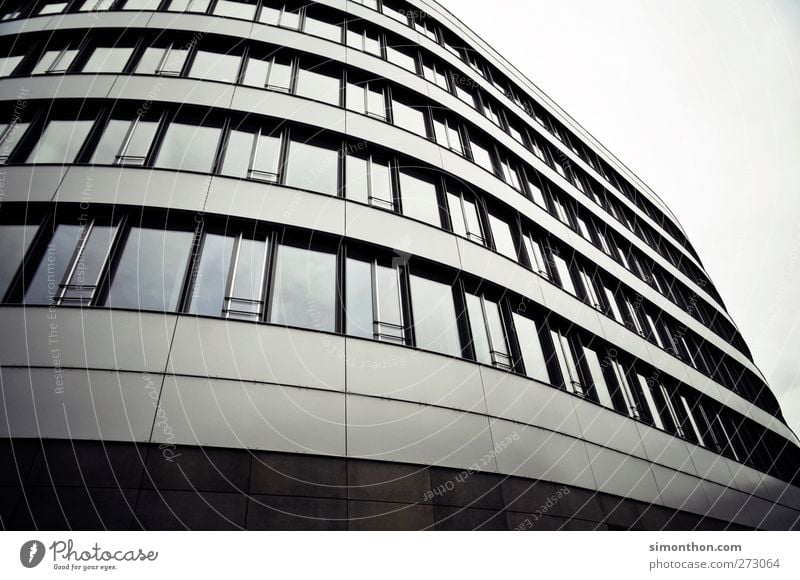 gebäude Fassade ästhetisch Scheibe Fenster Fensterrahmen Fensterblick Stahl Beton Haus Hausbau Büro Bürogebäude Büroarbeit Bürofenster Büroviertel modern