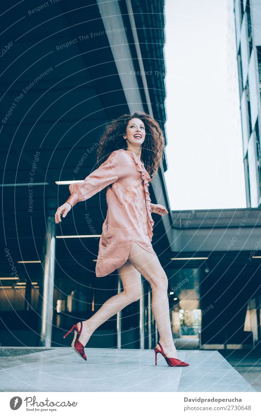 Schöne junge rothaarige Frau, die posiert. Lächeln Mode Model Glück Ingwer Gesicht Behaarung springen lang lockig Einsamkeit Porträt weiß Kleid schön