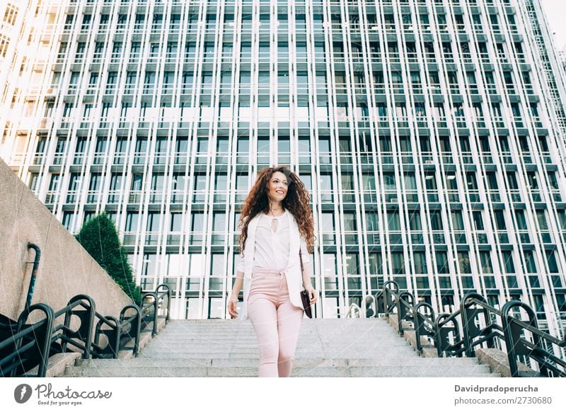 Junge rothaarige Geschäftsfrau, die die Treppe hinaufgeht. Frau Business Technik & Technologie Arbeit & Erwerbstätigkeit laufen Anzug rosa Chef Dame lernen