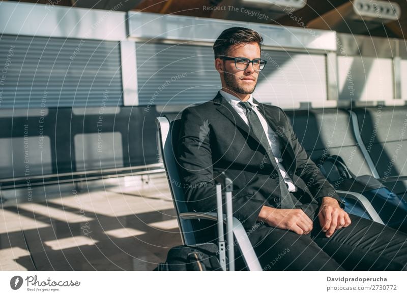 Junger Geschäftsmann am Flughafen, der auf den Flug wartet. Lifestyle Ferien & Urlaub & Reisen Ausflug Arbeit & Erwerbstätigkeit Business Mensch Mann Erwachsene