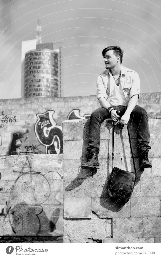 pause 1 Mensch Stil Graffiti Mauer Hochhaus retro Tasche Jugendliche Pause Hemd Stiefel Hiphop trendy modern Aussicht Junger Mann Generation Haare & Frisuren