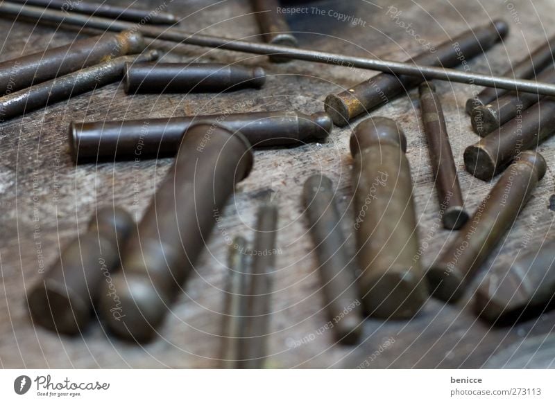 Juweliers Werkzeug Meissel klein Miniatur Nahaufnahme Holz Holztisch Metall Metallwaren Eisen Eisenwerkzeug Menschenleer Arbeit & Erwerbstätigkeit Handwerk