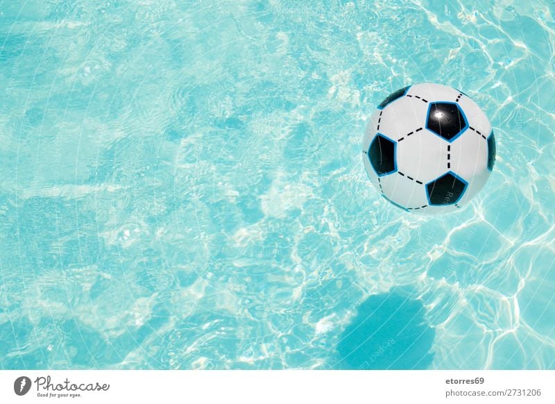 Beachball im Pool Sommer Schwimmbad Ball Spielen Wasser blau Sonne Fußball Spielzeug Kunststoff Außenaufnahme Im Wasser treiben fliegend Aktion Sonnenlicht