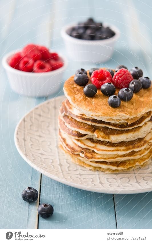 Pfannkuchen mit Himbeeren und Heidelbeeren Bonbon Dessert Frühstück Blaubeeren Beeren blau rot backen Lebensmittel Gesunde Ernährung Foodfotografie Speise