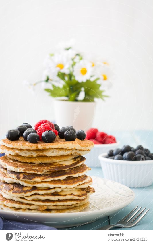 Pfannkuchen mit Himbeeren und Heidelbeeren Bonbon Dessert Frühstück Blaubeeren Beeren blau rot backen Lebensmittel Gesunde Ernährung Foodfotografie Speise