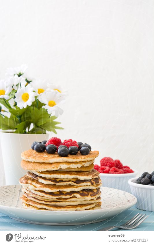 Pfannkuchen mit Himbeeren und Heidelbeeren Süßwaren Bonbon Dessert Frühstück Blaubeeren Beeren blau rot backen Lebensmittel Gesunde Ernährung Foodfotografie