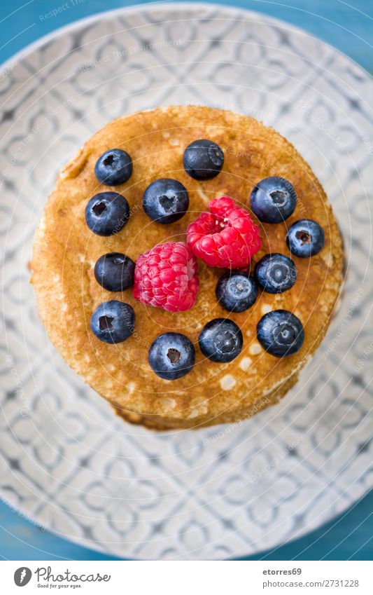 Pfannkuchen mit Himbeeren und Heidelbeeren süß Dessert Frühstück Blaubeeren Beeren blau rot backen Lebensmittel Gesunde Ernährung Foodfotografie Speise Teller