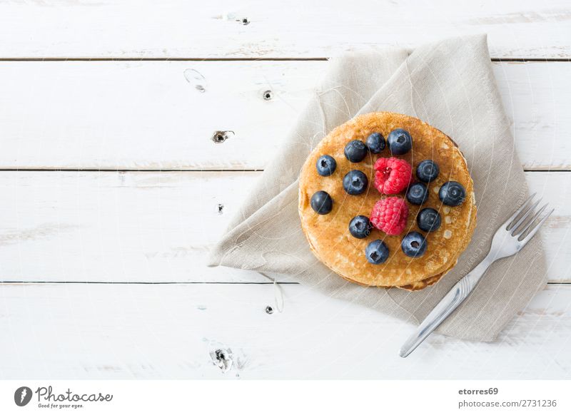 Pfannkuchen mit Himbeeren und Heidelbeeren Süßwaren Bonbon Dessert Frühstück Blaubeeren Beeren blau rot backen Lebensmittel Gesunde Ernährung Foodfotografie