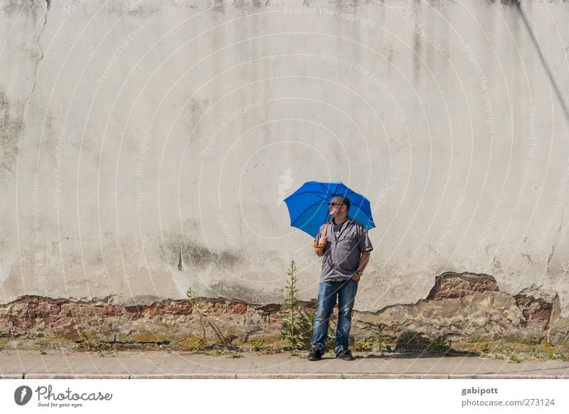 ein Mann wartet auf Regen Mensch maskulin Erwachsene Körper 1 30-45 Jahre Wetter Schönes Wetter Dorf Haus Mauer Wand Fassade stehen warten außergewöhnlich trist