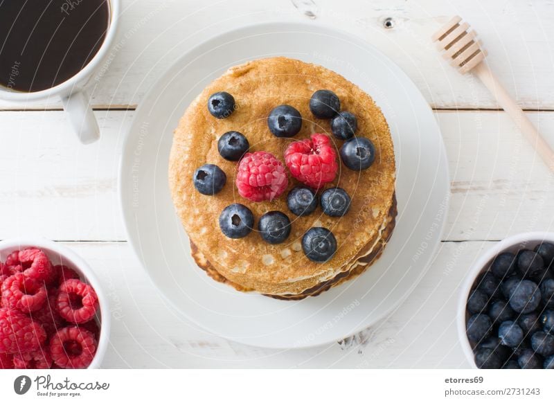 Pfannkuchen mit Himbeeren und Heidelbeeren Bonbon Dessert Frühstück Blaubeeren Beeren blau rot backen Lebensmittel Gesunde Ernährung Foodfotografie Speise