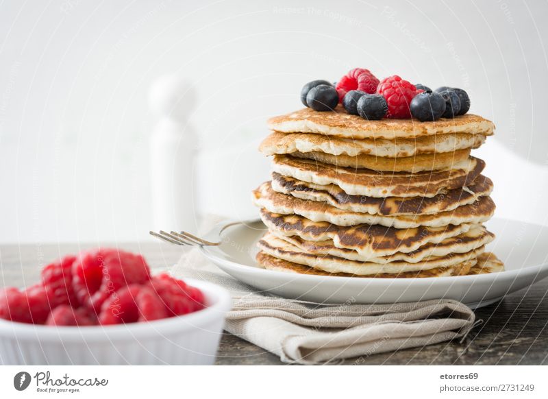 Pfannkuchen mit Himbeeren, Heidelbeeren und Honig süß Dessert Frühstück Blaubeeren Beeren blau rot backen Liebling Lebensmittel Gesunde Ernährung Foodfotografie