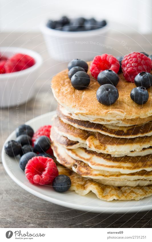 Pfannkuchen mit Himbeeren und Heidelbeeren auf Holz Bonbon Dessert Frühstück Blaubeeren Beeren blau rot backen Lebensmittel Gesunde Ernährung Foodfotografie