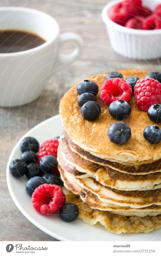 Pfannkuchen mit Himbeeren und Heidelbeeren Süßwaren Dessert Frühstück Blaubeeren Beeren blau rot backen Lebensmittel Gesunde Ernährung Foodfotografie Speise