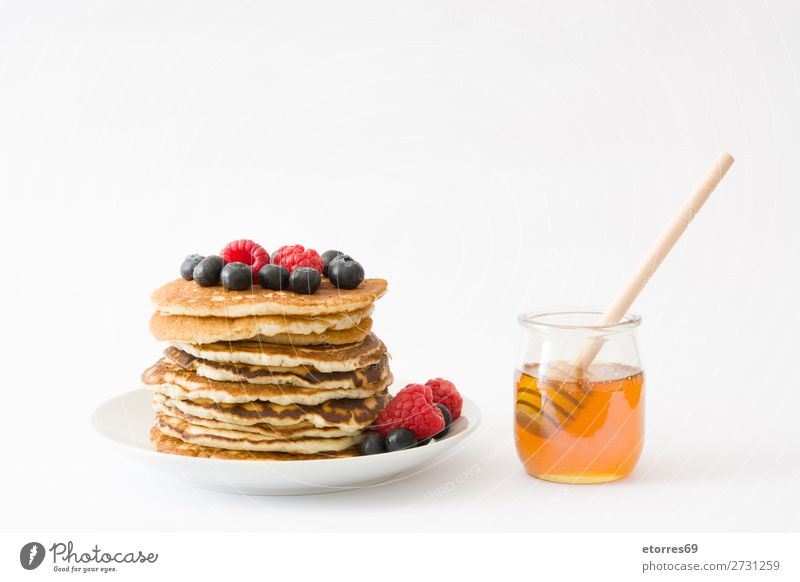 Pfannkuchen mit Himbeeren und Heidelbeeren auf Weiß Bonbon Dessert Frühstück Blaubeeren Beeren blau rot backen Lebensmittel Gesunde Ernährung Foodfotografie