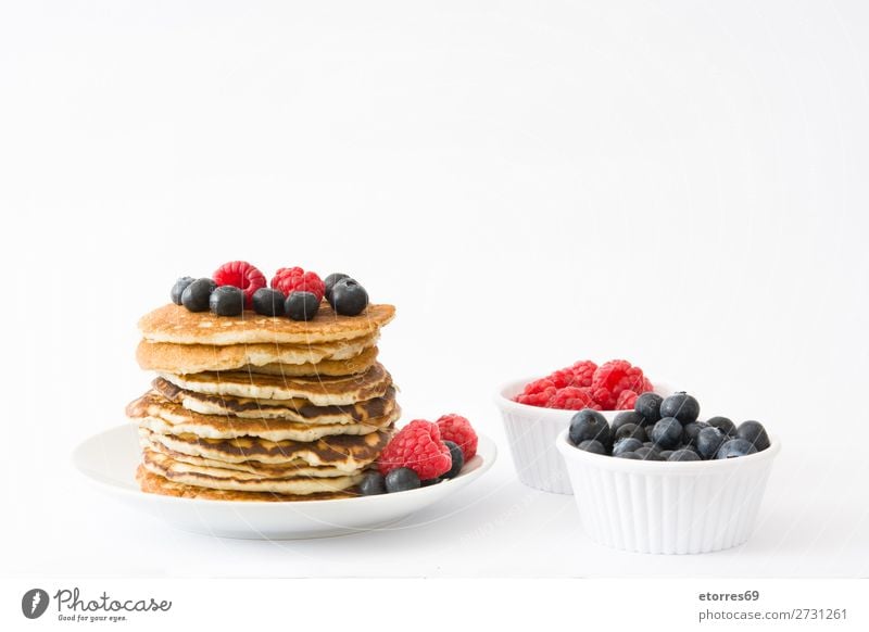 Pfannkuchen mit isolierten Himbeeren und Heidelbeeren Süßwaren Bonbon Dessert Frühstück Blaubeeren Beeren blau rot backen Lebensmittel Gesunde Ernährung