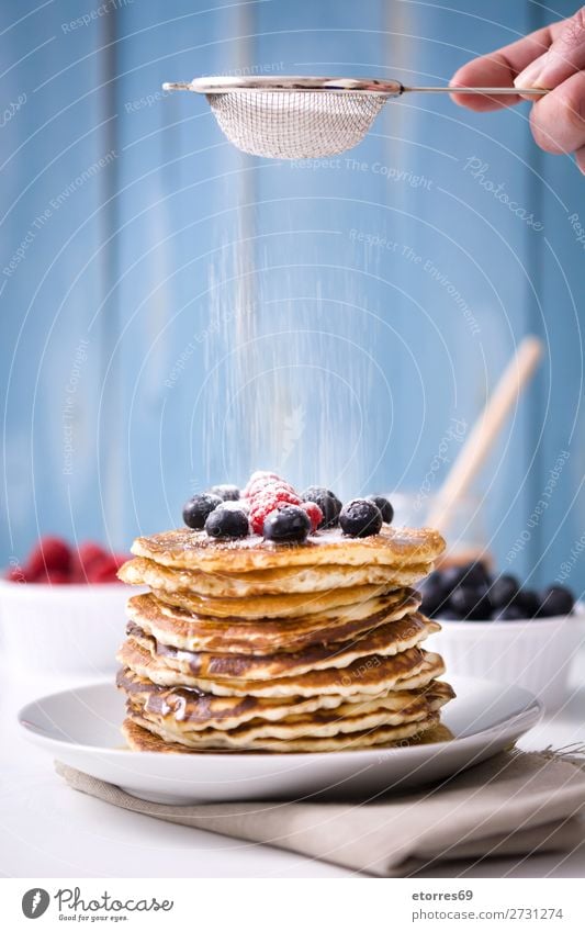 Gusszucker Pfannkuchen mit Himbeeren und Heidelbeeren Süßwaren Bonbon Dessert Frühstück Blaubeeren Beeren blau rot backen Lebensmittel Gesunde Ernährung