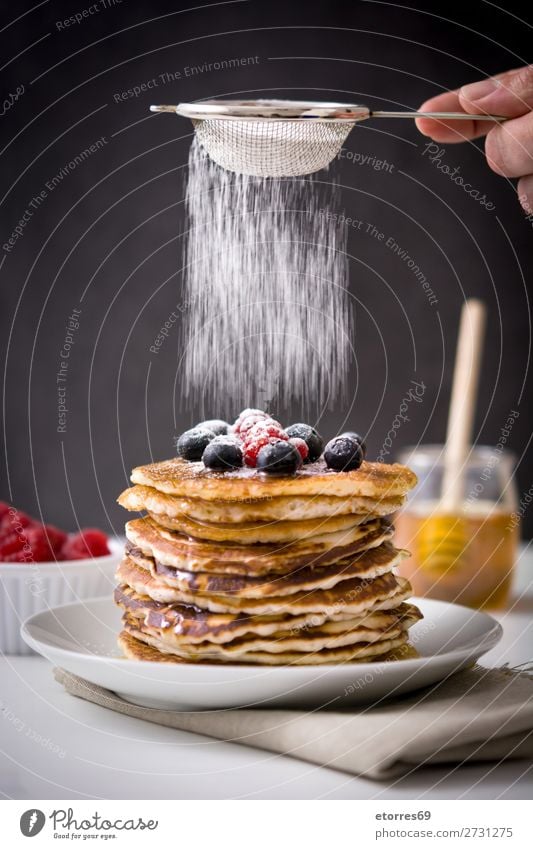 Zuckerglas über Pfannkuchen gießen Blaubeeren Himbeeren Dessert süß Frühstück lecker blau Küche Dekor Teller Lebensmittel Gesunde Ernährung Foodfotografie