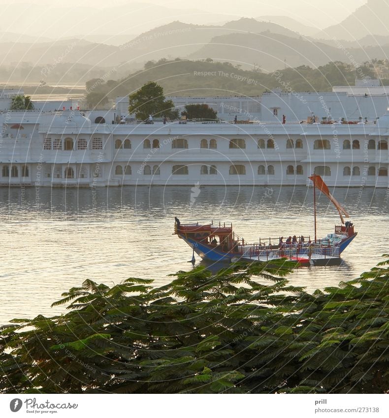 Lake Palace Insel Berge u. Gebirge Wasser Hügel See Palast Gebäude Architektur Wasserfahrzeug Stein Abenteuer Tourismus Tradition seepalast Indien Rajasthan