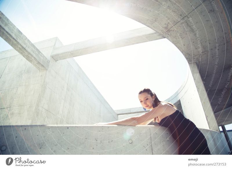 ww feminin Junge Frau Jugendliche 1 Mensch 18-30 Jahre Erwachsene Mauer Wand schön Stadt Betonplatte Betonwand modern Moderne Architektur hell Farbfoto