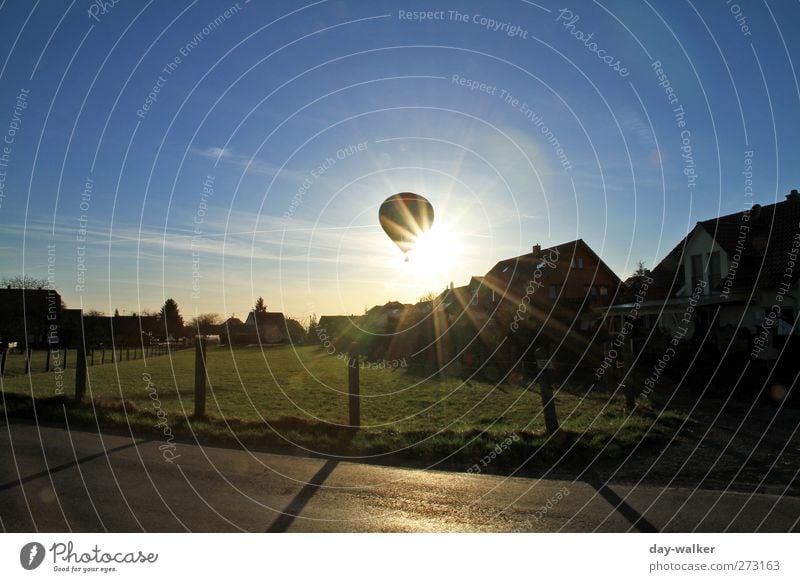 Ab durch die Mitte Freizeit & Hobby Ausflug Abenteuer Freiheit fliegen hoch blau Ballonfahrt Luftballon Korb Garten Farbfoto Außenaufnahme Abend Licht Schatten