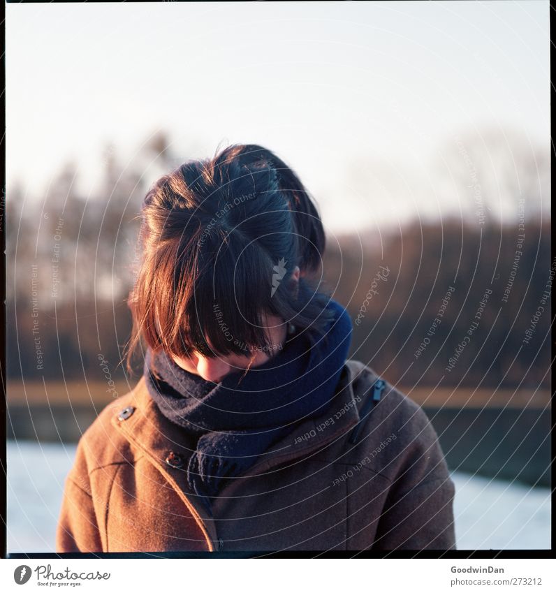 Kalt. Mensch feminin Junge Frau Jugendliche Erwachsene 1 Umwelt Natur Winter Schnee Traurigkeit warten einfach kalt schön Stimmung Farbfoto Außenaufnahme Tag