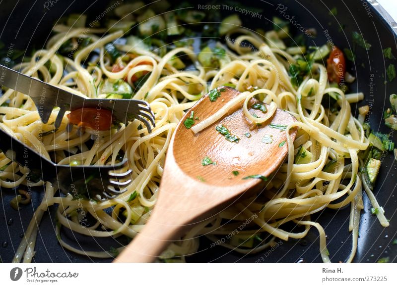 Bavette Nr. 13 Lebensmittel Teigwaren Backwaren Paste Nudeln Spaghetti Ernährung Vegetarische Ernährung Italienische Küche Pfanne Kochlöffel authentisch