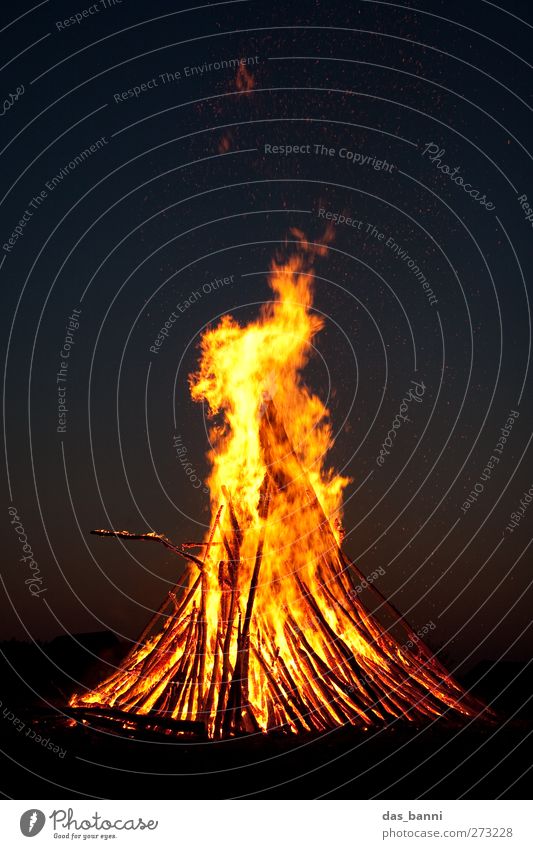 burn² Umwelt Natur Urelemente Feuer Himmel Nachthimmel Wärme bedrohlich dunkel groß gelb rot schwarz Abenteuer Osterfeuer Scheiterhaufen gefährlich brennen Holz