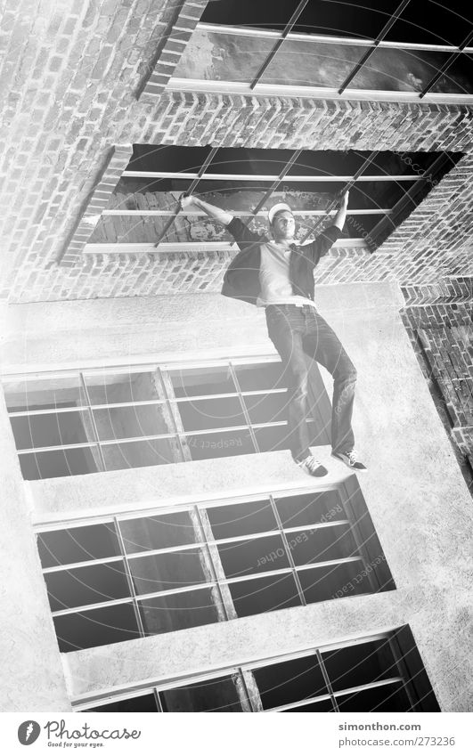 parkour 1 Mensch anstrengen Stress Bewegung bizarr Kraft Leichtigkeit Leistung skurril stagnierend Surrealismus Le Parkour hängen Fenster Gebäude falsch