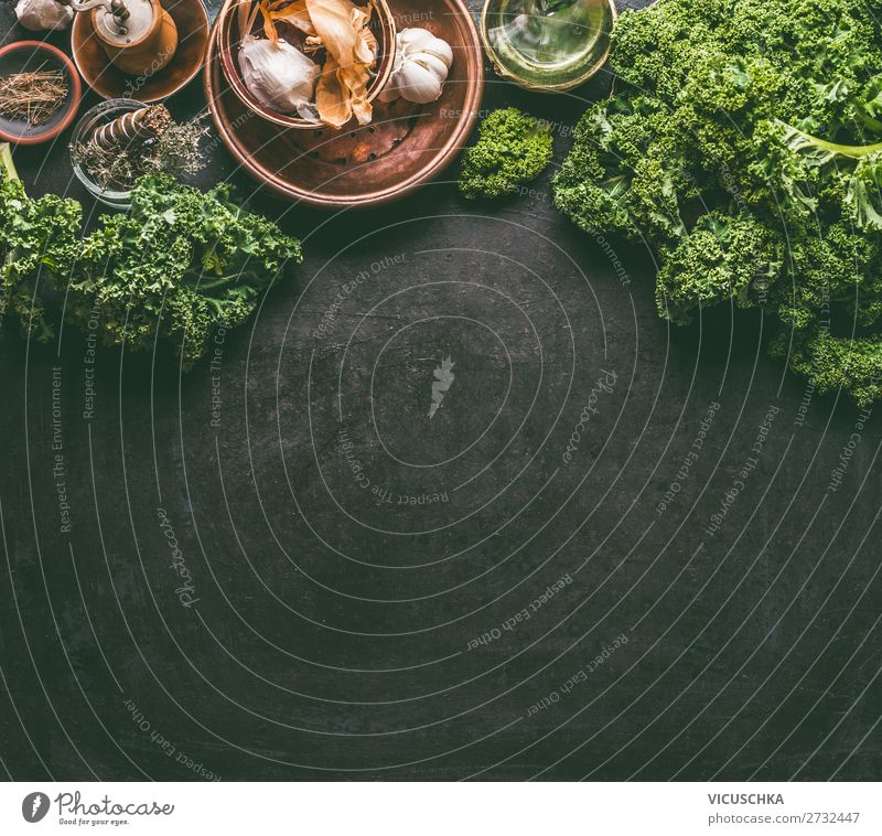 Grünkohl auf dem Küchentisch Lebensmittel Gemüse Kräuter & Gewürze Ernährung Festessen Bioprodukte Vegetarische Ernährung Diät Geschirr Stil Gesunde Ernährung