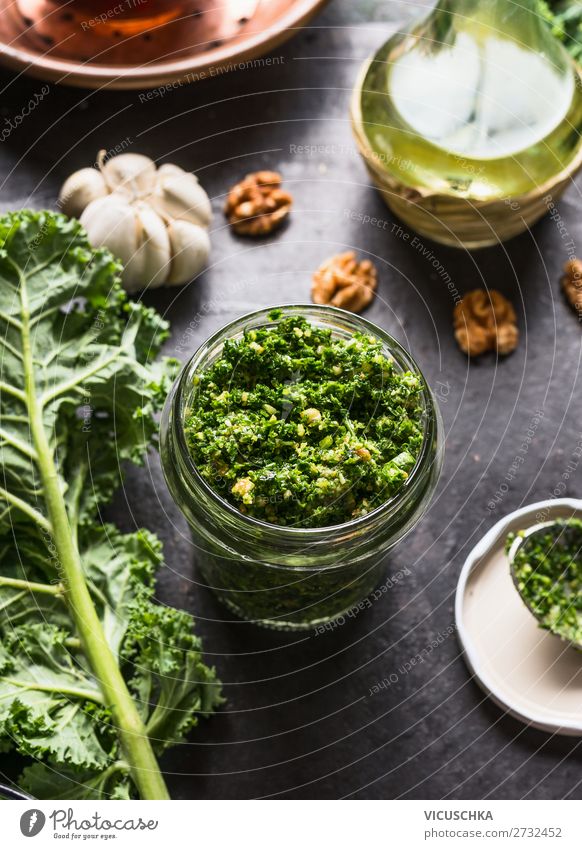 Grünkohl pesto vegan im Glass Lebensmittel Gemüse Ernährung Bioprodukte Vegetarische Ernährung Diät Geschirr Stil Gesundheit Gesunde Ernährung Tisch Design