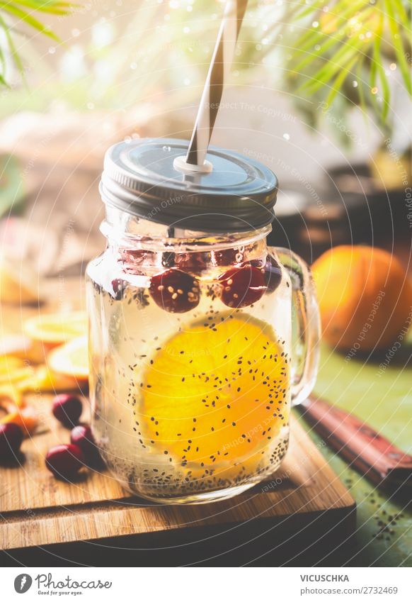 Gesundes Getränk mit Chia Samen Wasser und Orange Lebensmittel Frucht Erfrischungsgetränk Trinkwasser Limonade Saft Geschirr Tasse Flasche Glas Stil Design