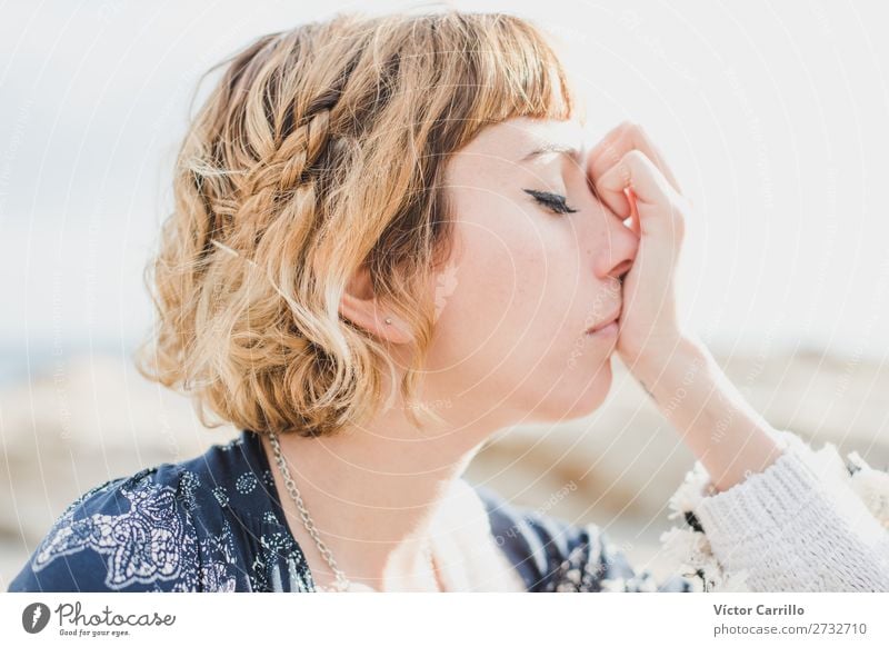 Eine junge Frau an einem sonnigen Tag Lifestyle kaufen elegant Stil Design Mensch feminin Junge Frau Jugendliche Erwachsene 1 18-30 Jahre Mode Bekleidung