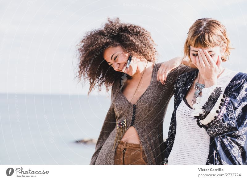 Zwei Freundinnen, die lachen und eine gute Zeit an einem sonnigen Tag haben. Lifestyle elegant Stil Mensch feminin Junge Frau Jugendliche Erwachsene 2