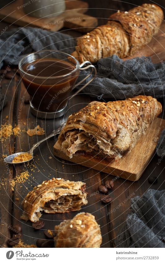 Frühstück mit Kaffee und Croissant Brot Dessert Getränk Espresso Löffel Tisch dunkel frisch lecker braun weiß Tradition Hintergrund Bäckerei Koffein Kochen