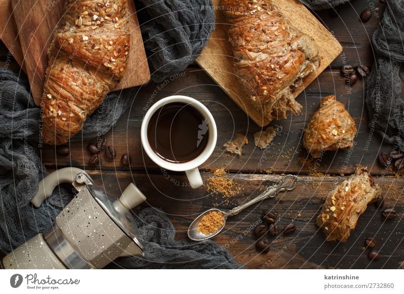 Frühstück mit Kaffee und Croissant Brot Dessert Getränk Espresso Löffel Tisch dunkel frisch lecker braun Tradition Hintergrund Bäckerei Koffein Kochen Tasse