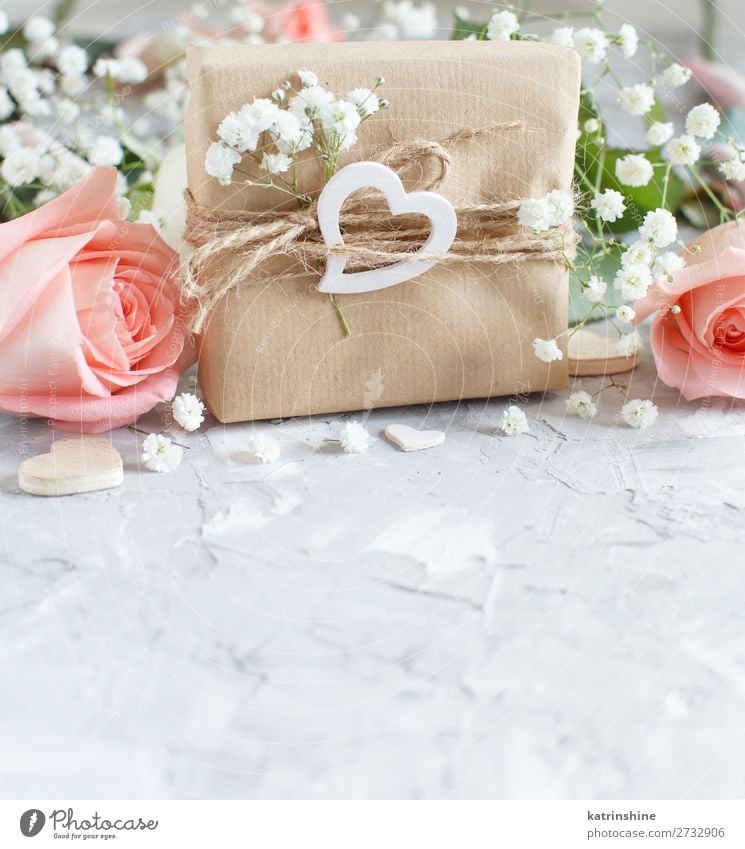 Geschenkbox mit Rosen und kleinen weißen Blumen schön Dekoration & Verzierung Valentinstag Hochzeit Handwerk Frau Erwachsene Blüte Holz Herz oben grau