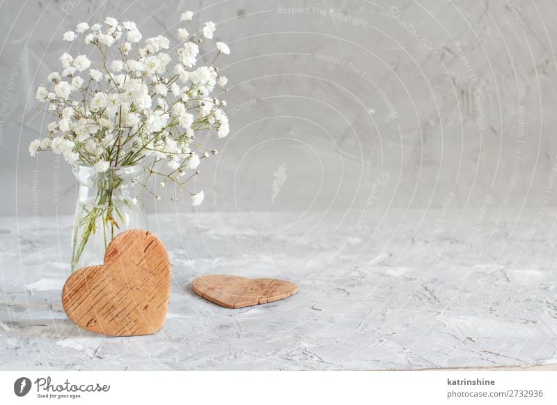 Blumenstrauß aus kleinen weißen Blumen und Holzherzen Flasche schön Dekoration & Verzierung Valentinstag Hochzeit Frau Erwachsene Blüte Herz grau Gypsophila