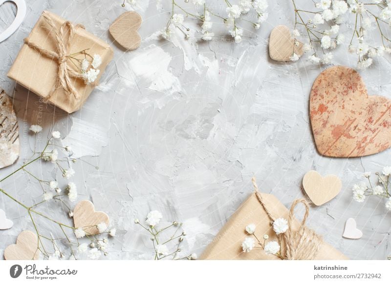 Geschenkboxen mit kleinen weißen Blumen und Herzen schön Dekoration & Verzierung Valentinstag Hochzeit Handwerk Frau Erwachsene Blüte Holz oben grau Gypsophila