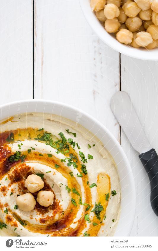 Hummus in der Schüssel und Pita-Brot auf Holztisch. Lebensmittel Gesunde Ernährung Foodfotografie Speise Kichererbsen Koriander Zitrone Olivenöl