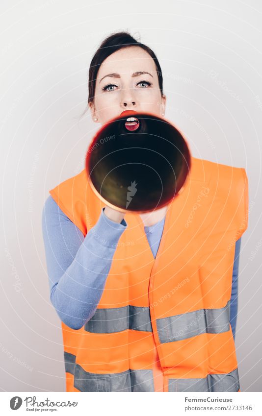 Woman in warning vest making announcement with megaphone feminin Frau Erwachsene 1 Mensch 18-30 Jahre Jugendliche 30-45 Jahre Kommunizieren Aussage Ansage