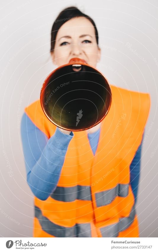 Woman in warning vest making announcement with megaphone feminin Frau Erwachsene 1 Mensch 30-45 Jahre Kommunizieren Demonstration Streik Aussage durchsage