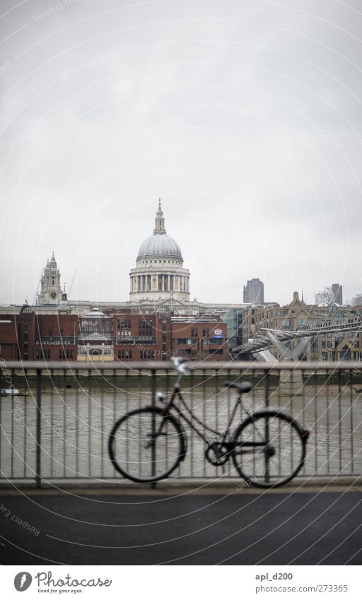 bike out of focus Freizeit & Hobby Ferien & Urlaub & Reisen Tourismus Fahrrad London Großbritannien Europa Hauptstadt Stadtzentrum Skyline Menschenleer Haus