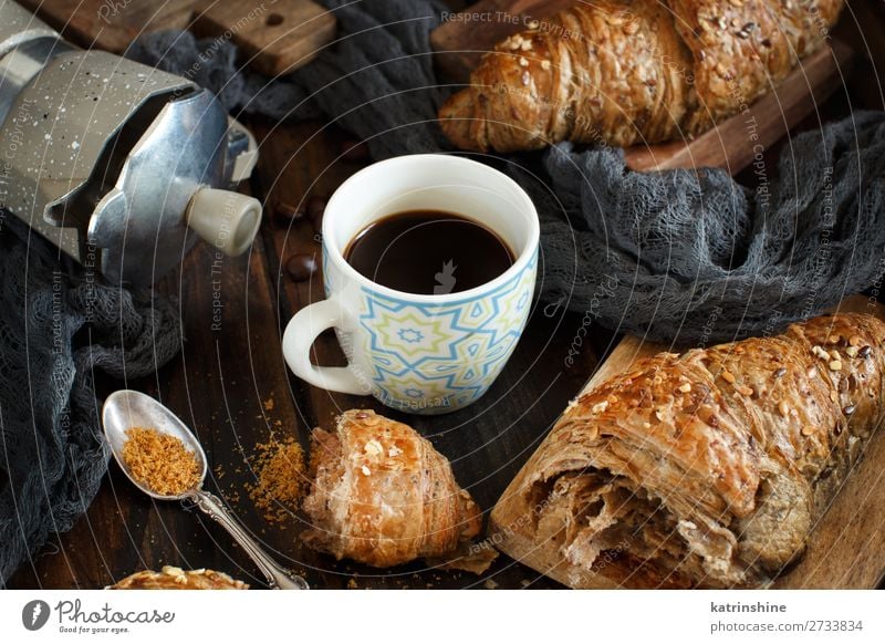 Frühstück mit Kaffee und Croissant Brot Dessert Getränk Espresso Löffel Tisch dunkel frisch lecker braun Tradition Hintergrund Bäckerei Koffein Kochen Tasse