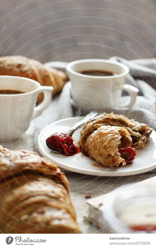 Frühstück mit Kaffee und Croissant Brot Dessert Marmelade Getränk Espresso Löffel Tisch Valentinstag Frau Erwachsene frisch lecker braun weiß Tradition