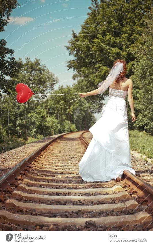 Mit Herz ... Sommer Hochzeit Mensch feminin Junge Frau Jugendliche Erwachsene 1 18-30 Jahre Umwelt Natur Landschaft Himmel Schönes Wetter Wind Baum Gleise