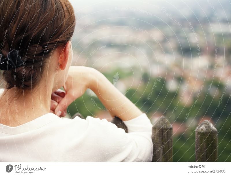 prévoyance. Kunst ästhetisch Blick Frau Zopf Zukunft ungewiss Aussicht Horizont Karriere Zaun Frauenkörper Arme nachdenklich Gedanke gedankenlos Sorge