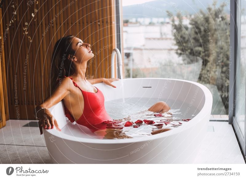 Frau in einer modernen Badewanne Lifestyle Reichtum schön Körper Haut Wellness Erholung Spa Erwachsene Blume genießen Sauberkeit jung Mädchen Kübel Pflege Hotel